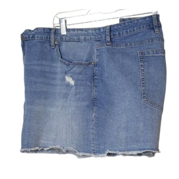 Torrid Womens Plus Sz 26 Denim Shorts Hi Rise Distressed Frayed Hem Blue Stretch - Picture 2 of 6